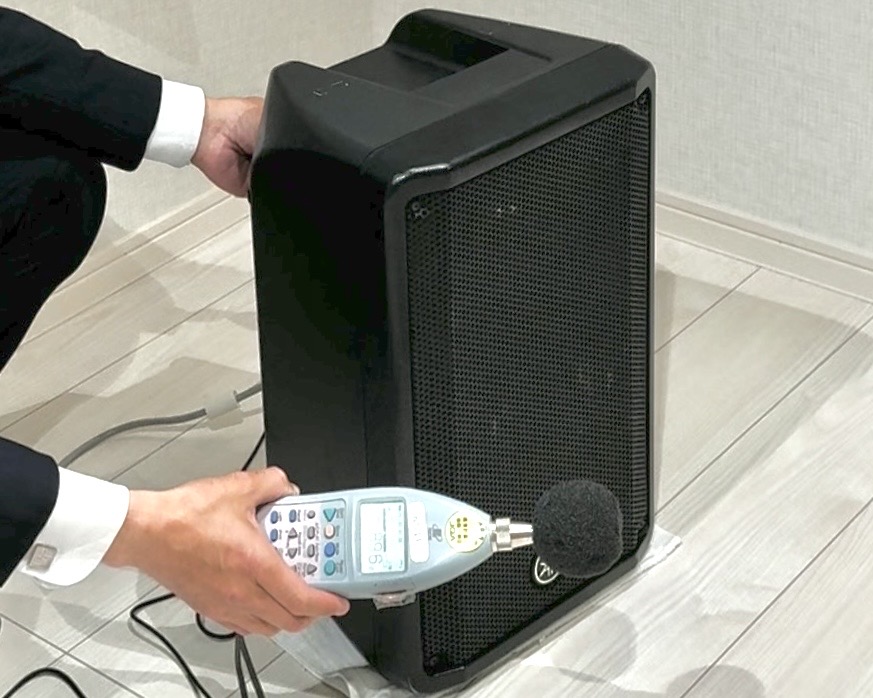 スピーカーの実音量を測定する様子